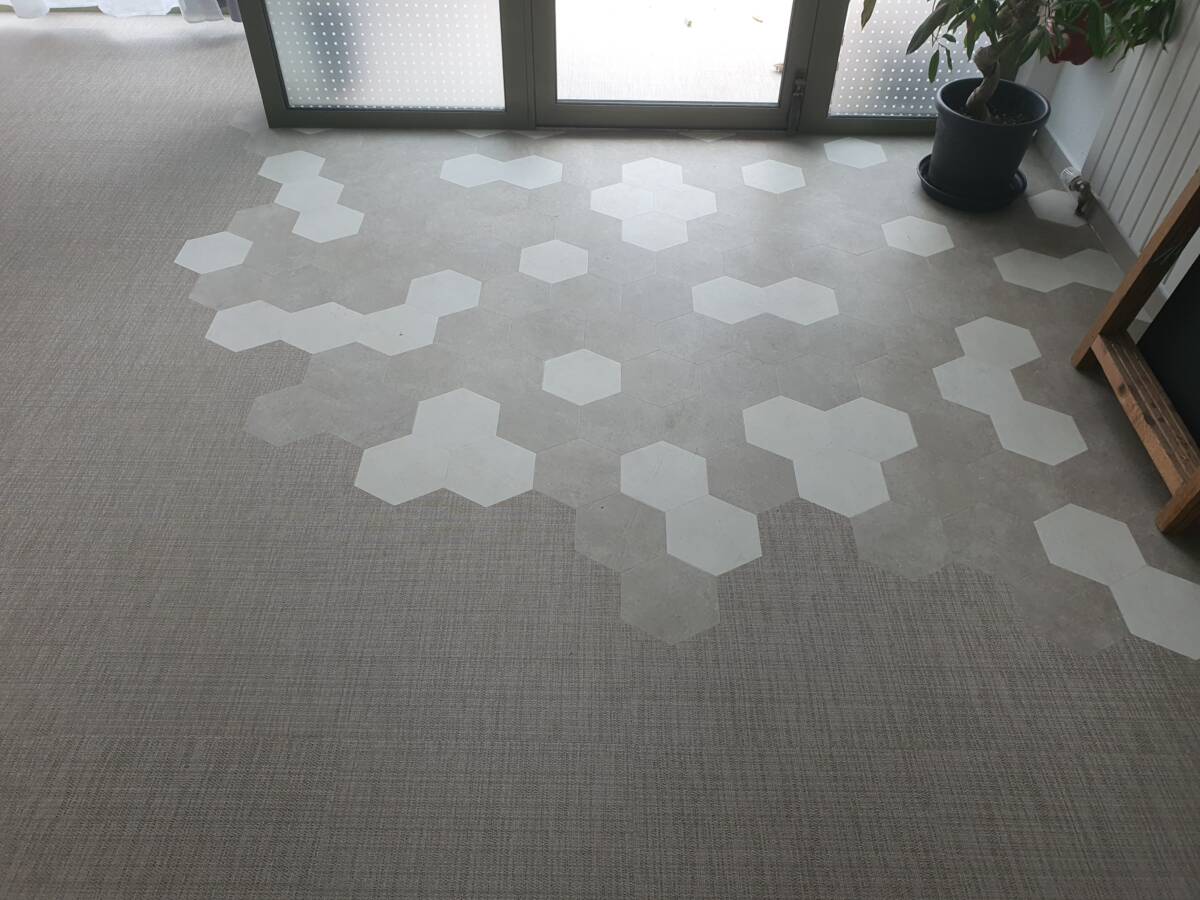 Bolon et dalles hexagonales en PVC &#8211; notre chantier à Saint Hippolyte Wittenheim 0