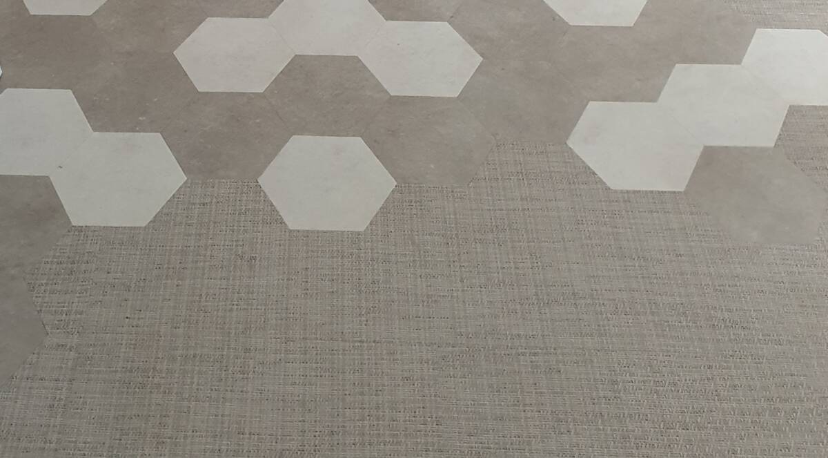 Bolon et dalles hexagonales en PVC &#8211; notre chantier à Saint Hippolyte Wittenheim